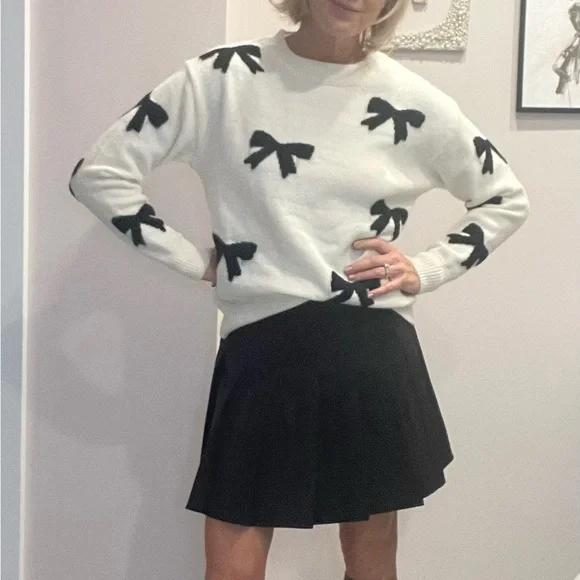 Bow - black and white sweater - Picture 1 of 4